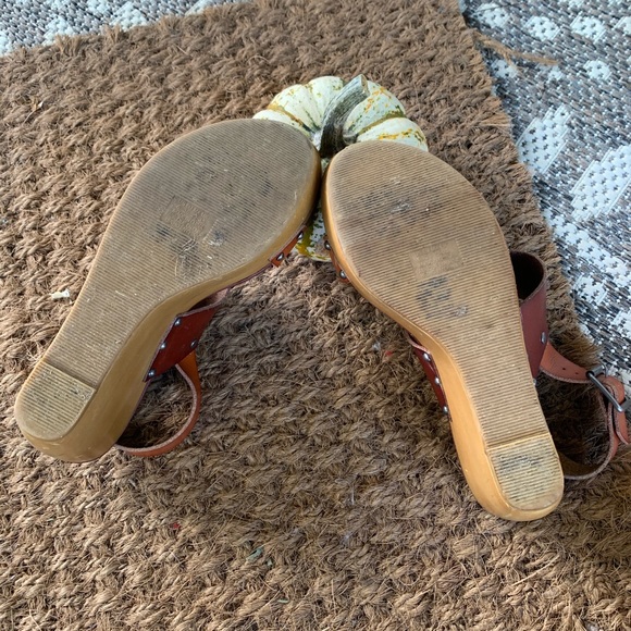 American Eagle Leather Wedges - Picture 5 of 7